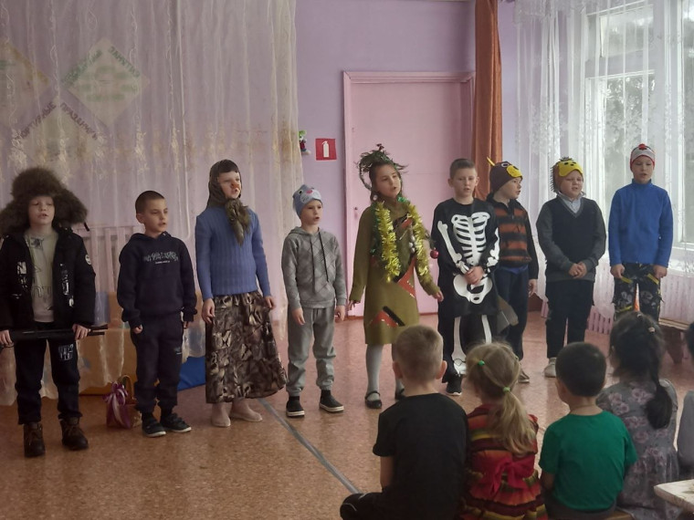 Школьный театр в гостях у малышей.